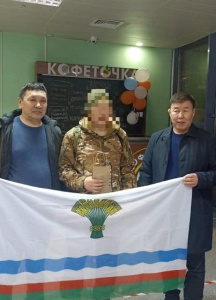 Народный депутат Николай Кульбертинов встретил в аэропорту Якутска бойца, прибывшего из зоны СВО / Анна Лебединская Якутск Якутск Республика Саха (Якутия)