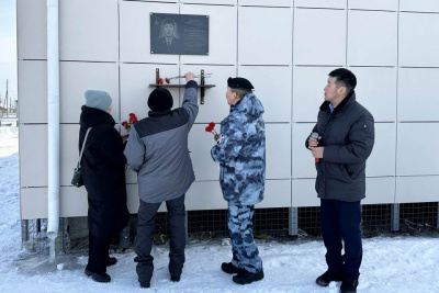 Мемориальную доску и «Парту героя» памяти погибшего участника СВО открыли в Якутии / ЯСИА   Республика Саха (Якутия)