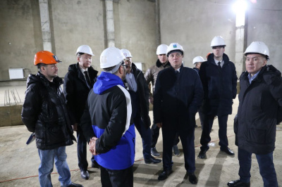 Александр Басыров посетил три строящихся объекта /    