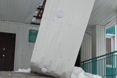 В Якутске обвалился козырек при входе в школу / Саина Титова Якутск Якутск Республика Саха (Якутия)