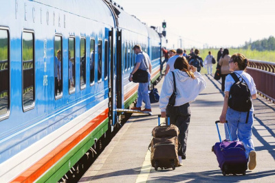 За восемь месяцев 2025 года в вагонах АО «АК «ЖДЯ» перевезли более 318 тысяч пассажиров / ЯСИА   