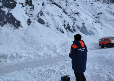 Якутян просят воздержаться от выхода в районы горных склонов из-за вероятности схода лавин / ЯСИА   