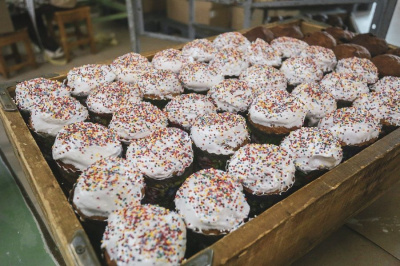 Якутский хлебокомбинат передал социальной столовой пасхальные куличи / Анна Лебединская   