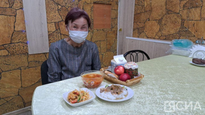 Подопечные социальной столовой накануне православной Пасхи получили куличи / Анна Лебединская   