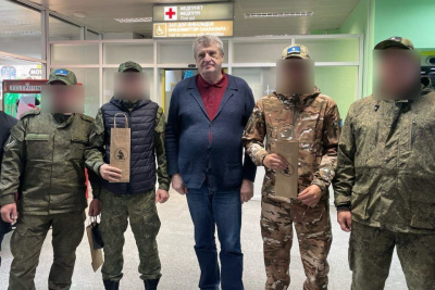 Александр Подголов встретил военнослужащих, прибывших из зоны СВО / ЯСИА   