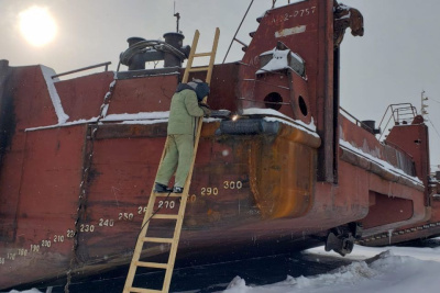 Будущие сварщики и токари проходят практику на Жатайском судоремонтном заводе / ЯСИА   