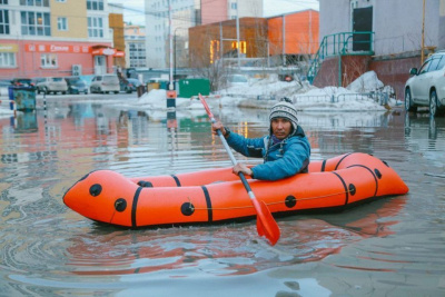 «Люди предлагают приехать в их дворы с лодкой»: авторы резонансного проекта — о лужах в Якутске / Нарыйа Пахомова Якутск Якутск Республика Саха (Якутия)