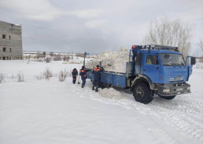 Спасатели расчищают снег с улиц Табаги / ЯСИА   