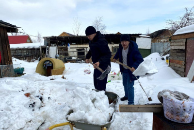 В Якутске семье участника СВО помогли убрать снег со двора частного дома / ЯСИА Якутск Якутск Республика Саха (Якутия)