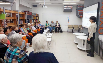 Представителям старшего поколения специалисты дали разъяснения /    