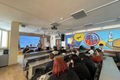 Финансовая грамотность — со школьной скамьи. Сотрудники АЭБ провели лекцию для школьников / ЯСИА   