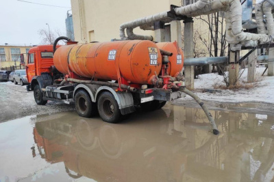 В Якутске за сутки откачали свыше семи тысяч кубометров талых вод / ЯСИА Якутск Якутск Республика Саха (Якутия)
