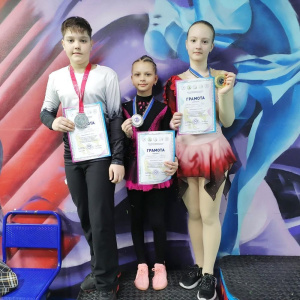 Фигуристы Удачного привезли медали первенства республики /    