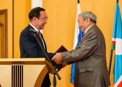 Айсен Николаев вручил высшую награду Якутии заслуженному энергетику Николаю Парникову / ЯСИА   