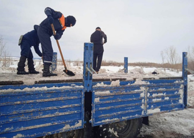 Спасатели продолжают работы по вывозу снега в Табаге / ЯСИА   