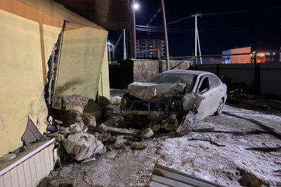 В Якутске автомобиль врезался в гараж. Водитель госпитализирован / ЯСИА Якутск Якутск Республика Саха (Якутия)
