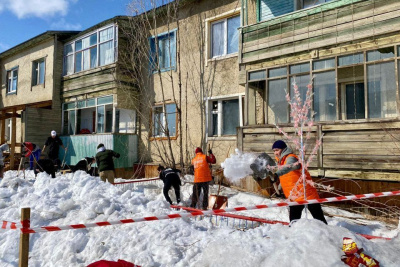 «Молодежный десант» в микрорайоне Кангалассы расчистил 98 кубов снега / ЯСИА   