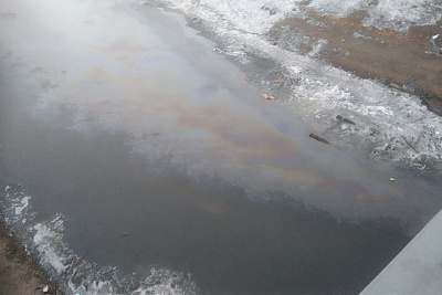 Нефтепродукты попали в реку Анкудинку в Среднеколымском районе Якутии / Иванова Светлана   