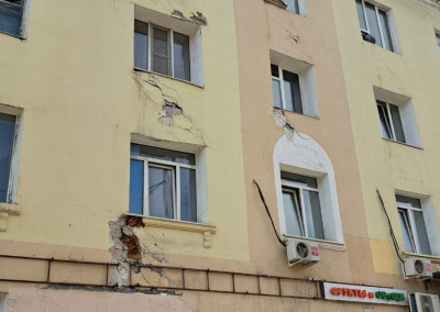 В Якутске с фасада жилого дома по проспекту Ленина обрушились кирпичи / Саина Титова Якутск Якутск Республика Саха (Якутия)