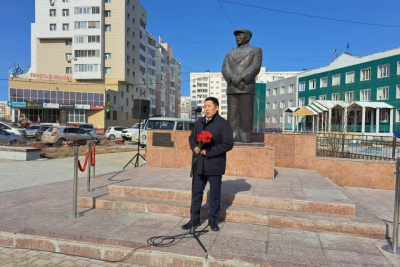 Руслан Платонов возложил цветы к памятнику Илье Винокурову / ЯСИА   