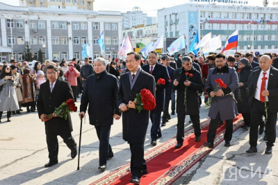 Глава Якутии Айсен Николаев возложил цветы к памятнику Платону Ойунскому / Саина Титова   