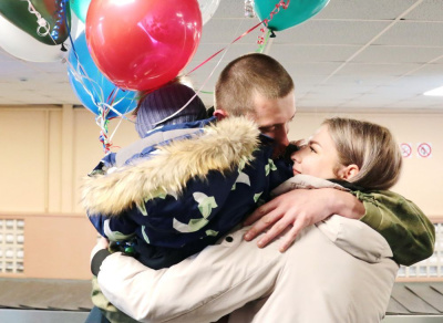 Он поднял на руки сына и улыбнулся /    