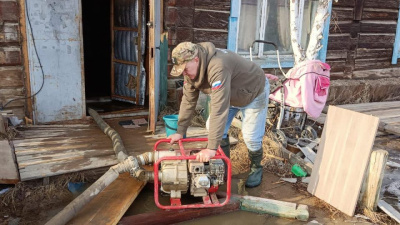 Общественники помогают управе Автодорожного округа откачивать талые воды / Анна Лебединская   
