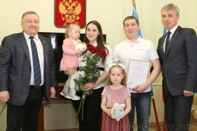 Пять молодых семей Удачного смогут улучшить жилищные условия в 2023 году /    