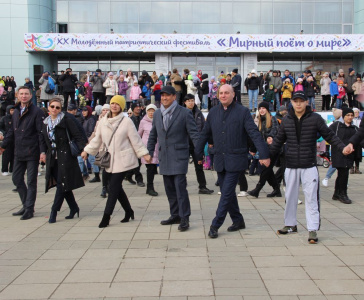 Молодежный фестиваль "Мирный поет о мире" открылся в День Республики /  Мирный Мирнинский Республика Саха (Якутия)