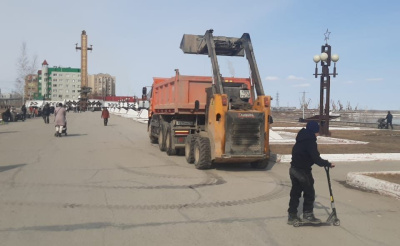 На площади Победы в Якутске прошёл массовый субботник / Анна Лебединская Якутск Якутск Республика Саха (Якутия)