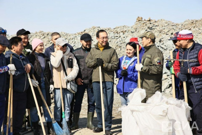 Глава Якутии принял участие в общегородском субботнике / ЯСИА   