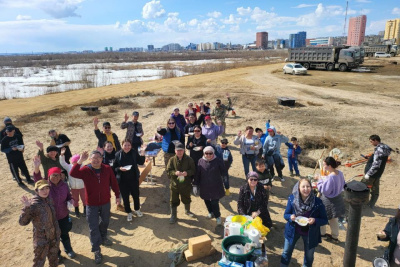 Активисты 203 микрорайона провели субботник на улице Ефимова в Якутске / ЯСИА Якутск Якутск Республика Саха (Якутия)