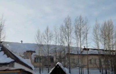 В Алданском районе неубранный снег повредил крышу и часть стены здания школы / ЯСИА   