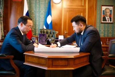 Айсен Николаев поручил помочь жителям Сатала в оформлении земельных участков / ЯСИА   