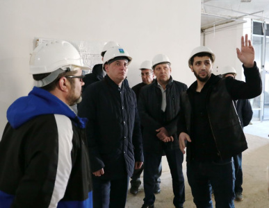 На дворце кипит работа /    