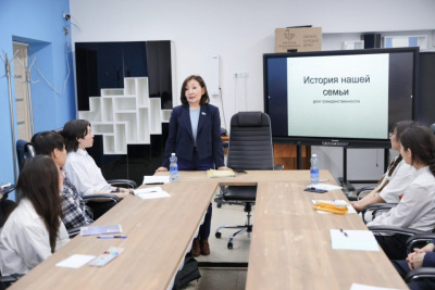 В Якутске для учеников 11-го класса в преддверии 9 Мая Алёна Атласова провела урок гражданственности / Анна Лебединская Якутск Якутск Республика Саха (Якутия)