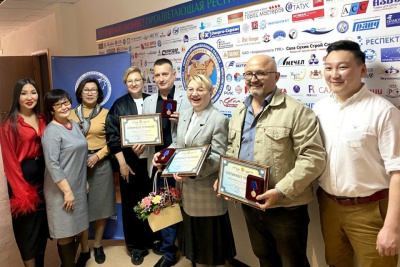 В Якутии волонтеры-предприниматели, оказывающие помощь участникам СВО, получили награды / ЯСИА   Республика Саха (Якутия)