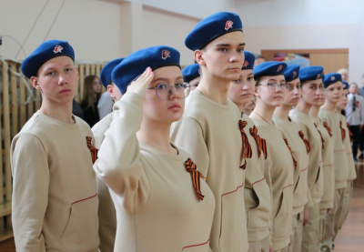 Под сводами зала звучала клятва /    