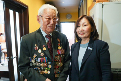 Народный депутат Алена Атласова поздравила ветеранов войны и тыла с наступающим Днем Победы / Анна Лебединская   