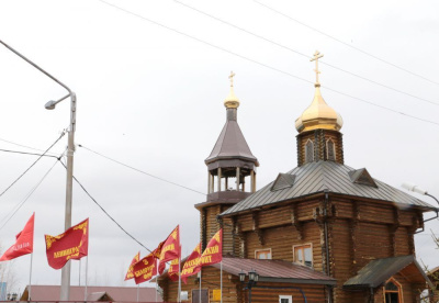 Залпы салюта над мрамором плит /    