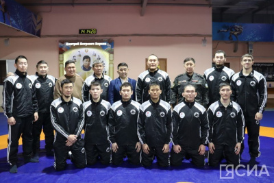 Якутским борцам вручили спортивную экипировку перед вылетом на чемпионат России / Дьулустаан Сергеев   