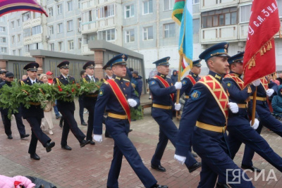 В Якутске возложили цветы к памятнику якутскому снайперу и мемориальному комплексу «Солдат Туймаады» / Нюргун Семенов Якутск Якутск Республика Саха (Якутия)
