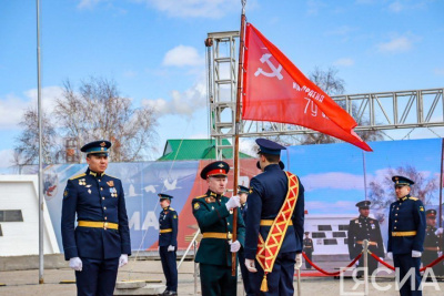 «И помнит мир спасенный». Символ Знамени Победы подняли в Якутске / Виктория Сергеева Якутск Якутск Республика Саха (Якутия)