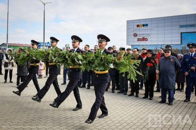 В Парке Победы Якутска возложили цветы в память о воинах-якутянах / ЯСИА Якутск Якутск Республика Саха (Якутия)