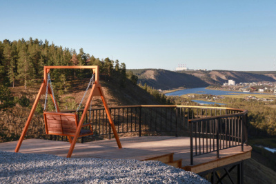 Осужденные изготовили качели и скамейки для новой смотровой площадки Якутска / ЯСИА   