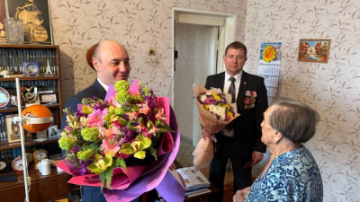 Нину Ильиничну Провоторову поздравили с праздником на дому /    