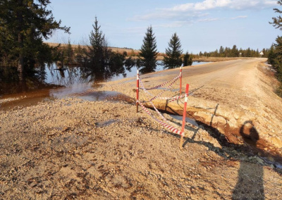 Дорогу в Олёкминском районе Якутии смывает талыми водами / Нарыйа Пахомова   