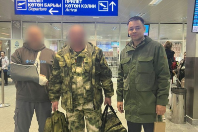 Иван Луцкан встретил бойца, прибывшего в Якутск из зоны СВО / ЯСИА   