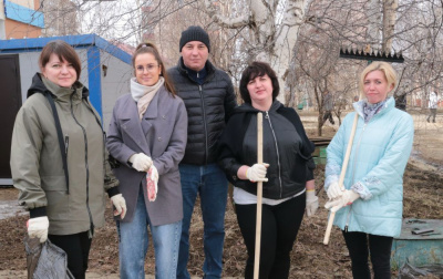 Сотрудники районной администрации вышли на субботник /    