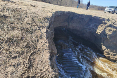 В Якутии возле села Сырдах Усть-Алданского района размыло автодорогу / Дьулустаан Сергеев  Усть-Алданский Республика Саха (Якутия)